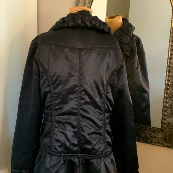 JACKET BLACK SATIN PUFFER STYLE WITH FANCY COLLAR AND BACK. SIZE LARGE - Picture 5 of 7